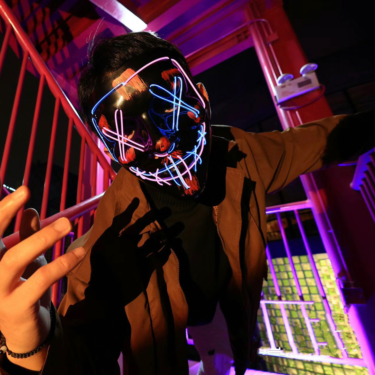 قناع نيون لاسلكي مضيء بتقنية L - مراجعة Led Purge Mask Halloween وسعره